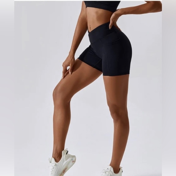 ✨NEW✨ Booty Sculpting Biker Shorts with Pockets - Picture 2 of 6